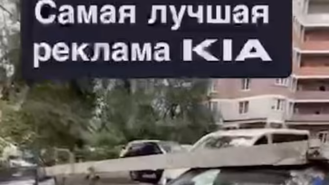 В Ростове-на-Дону бетонный столб упал на машину и разломился