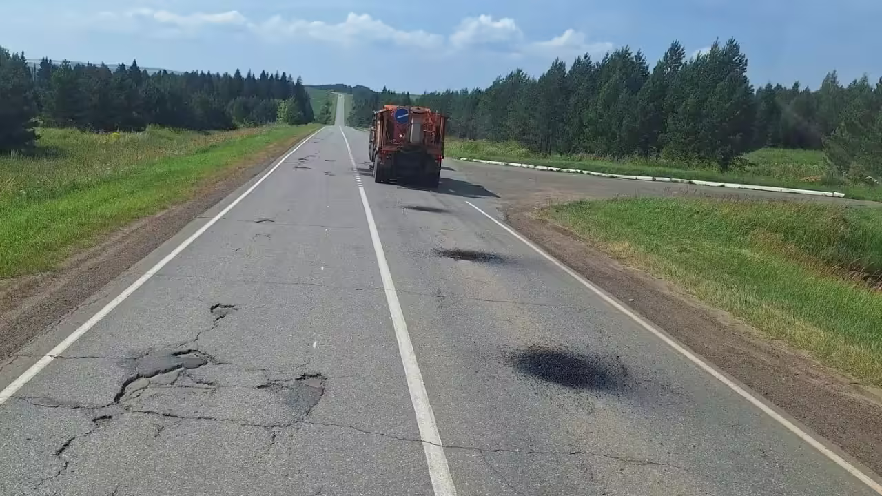 Ямы на дороге «Сарапул-Воткинск» латают струйно-инъекционным методом