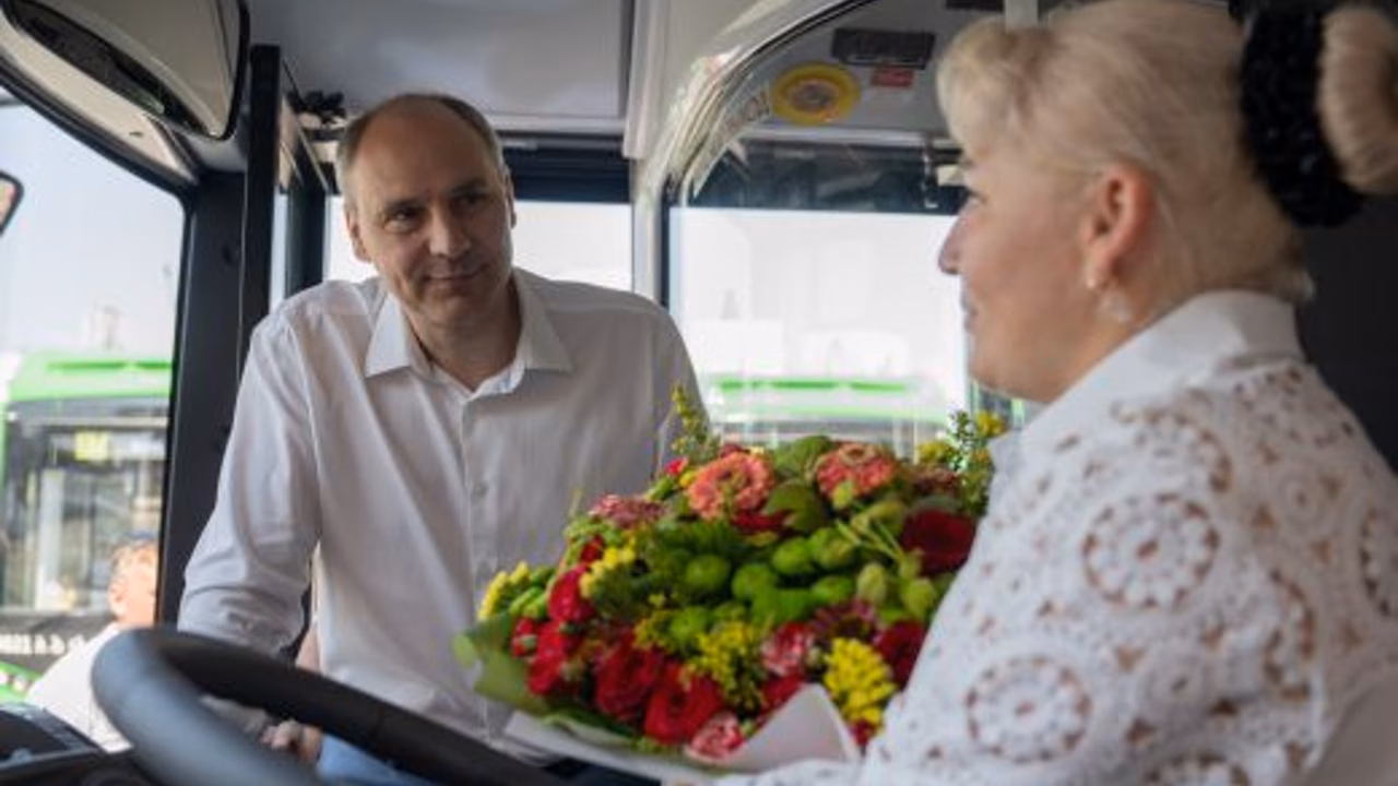 Новые автобусы особо большого класса пополнили парк Екатеринбурга