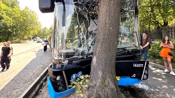 Пять человек госпитализировали после ДТП с автобусом в Москве