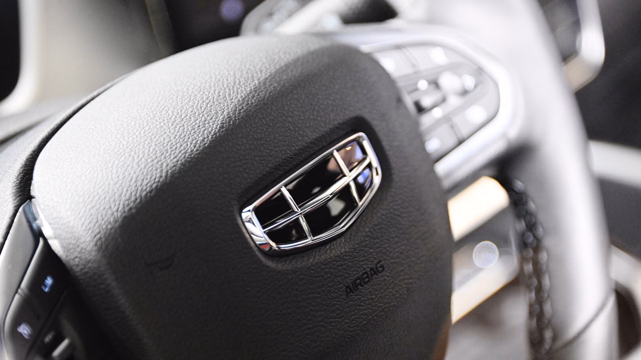 Geely стал лидером рынка подключаемых гибридов в России