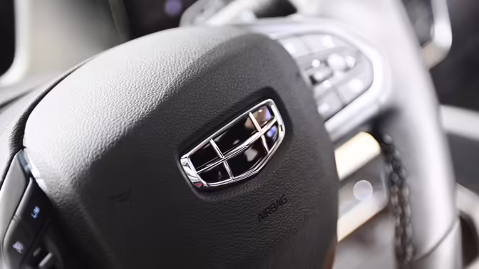Geely стал лидером рынка подключаемых гибридов в России