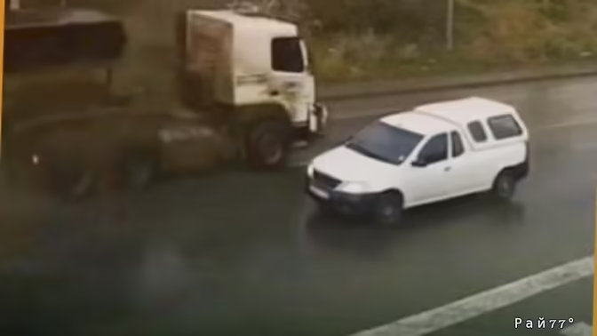 Легковушка «увернулась» от несущегося на неё грузовика в ЮАР
