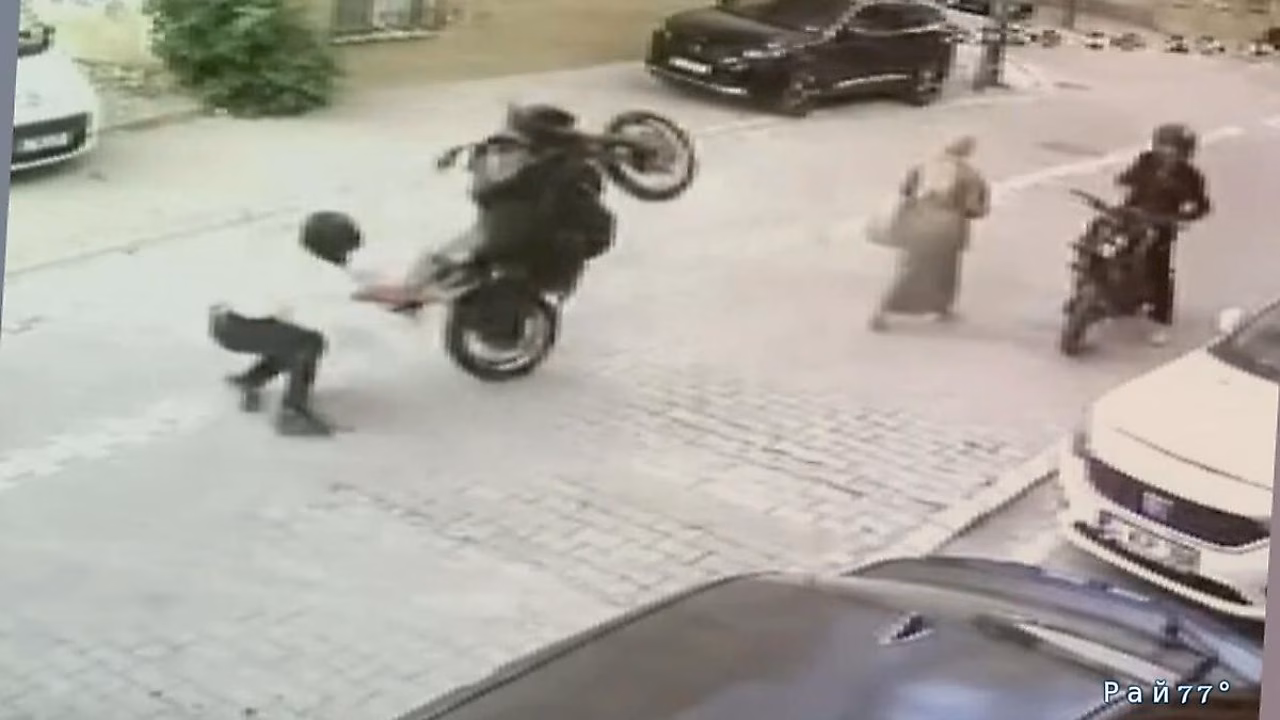 Мотоциклист упустил байк и сбил женщину в Турции