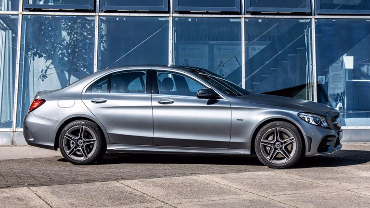 Работников дилера Mercedes уличили в поездке в бар на авто клиента