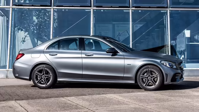 Работников дилера Mercedes уличили в поездке в бар на авто клиента