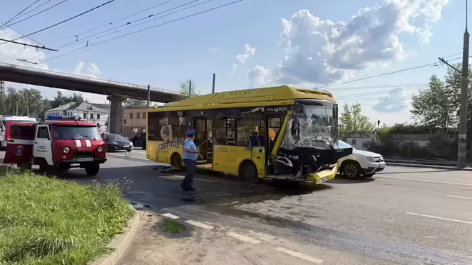 Пассажирский автобус попал в ДТП в Ярославле, есть пострадавшие
