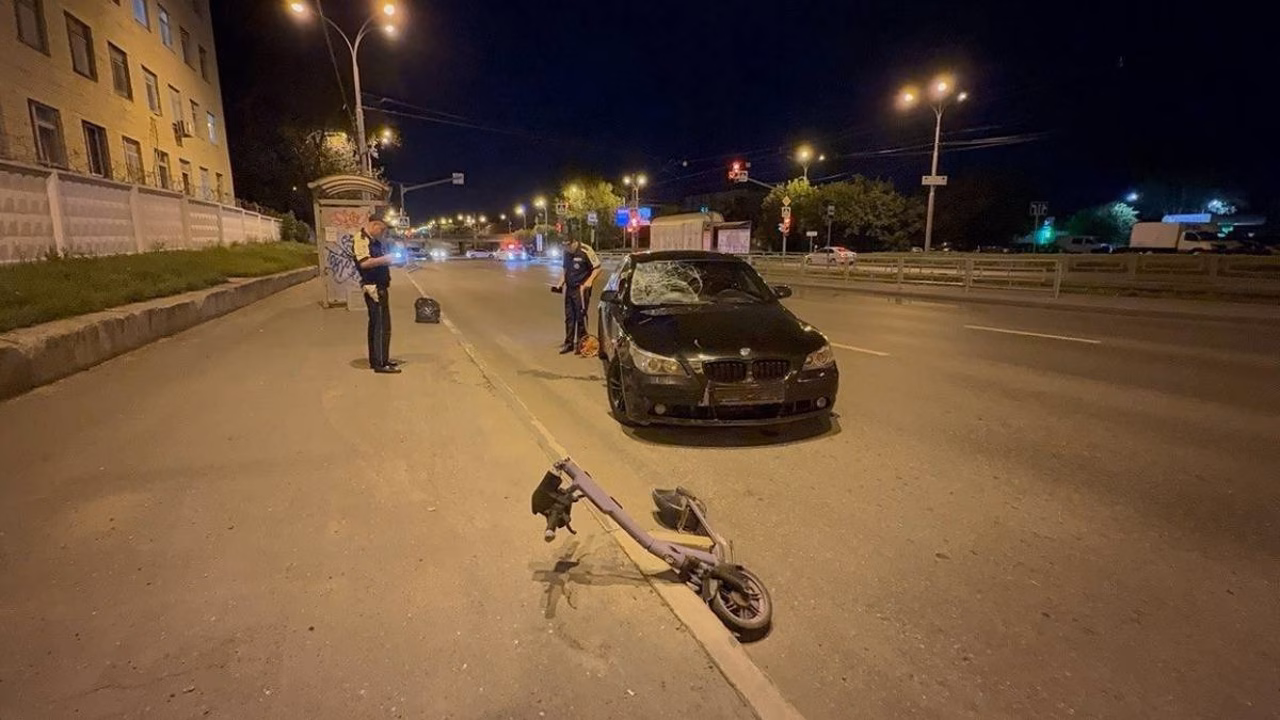 Подросток на электросамокате врезался в BMW и попал в реанимацию в Екатеринбурге
