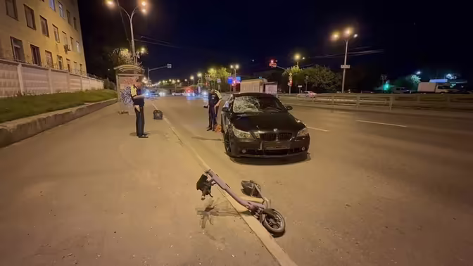 Подросток на электросамокате врезался в BMW и попал в реанимацию в Екатеринбурге