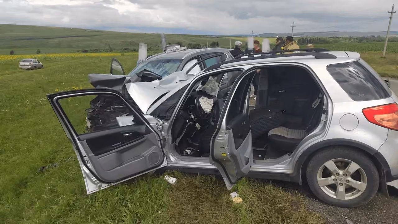 Под Абдулино в лобовом ДТП погиб пассажир, ещё шесть человек в больнице