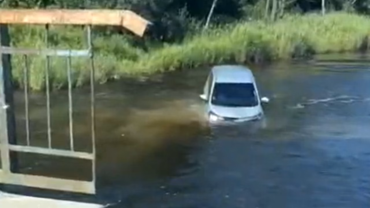 В Приморье на видео попало, как автомобиль с людьми поплыл по течению реки