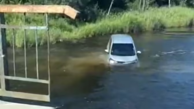 В Приморье на видео попало, как автомобиль с людьми поплыл по течению реки