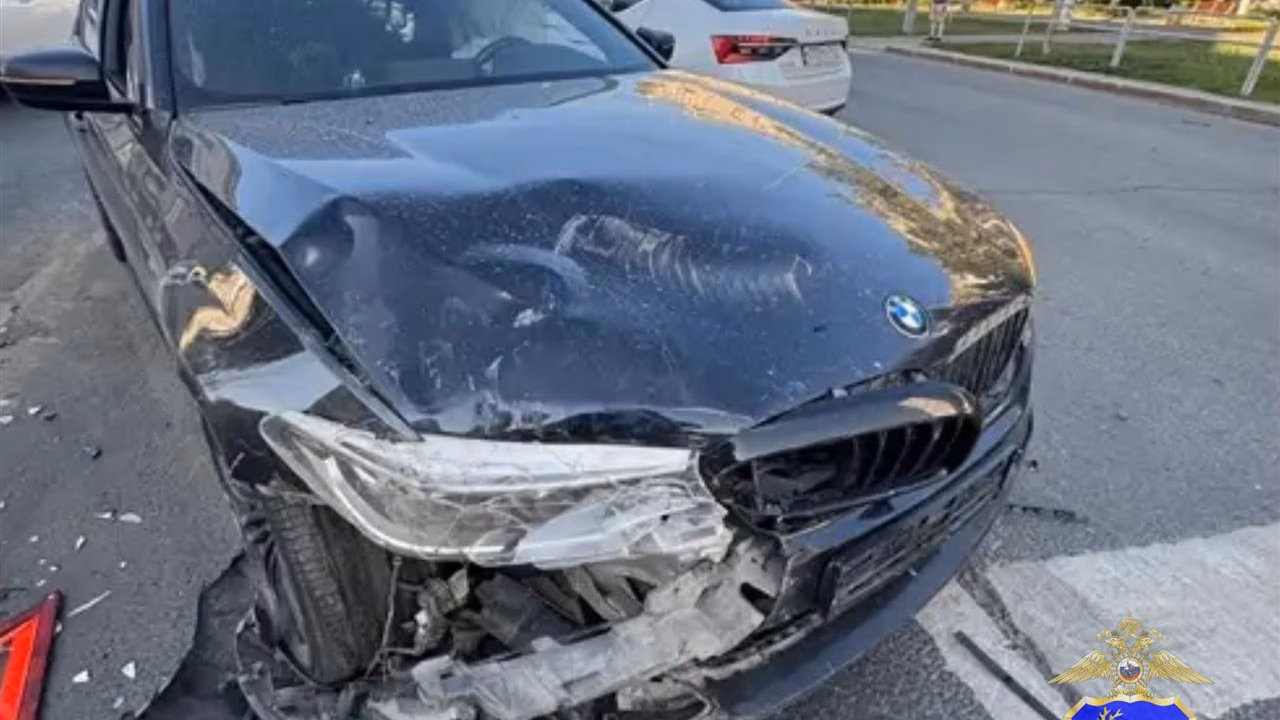 В Самаре после столкновения с BMW госпитализировали водителя Toyota Camry
