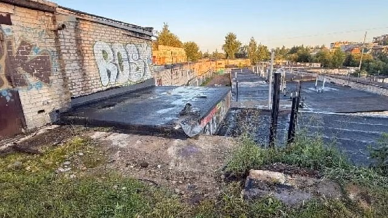 Два человека погибли после падения машины с гаража в Смоленске
