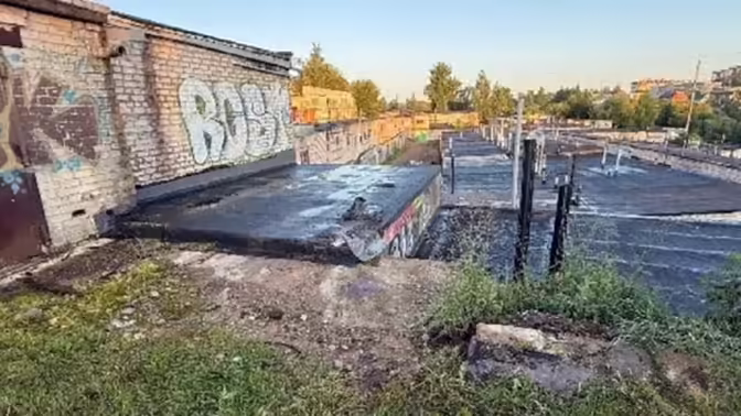 Два человека погибли после падения машины с гаража в Смоленске