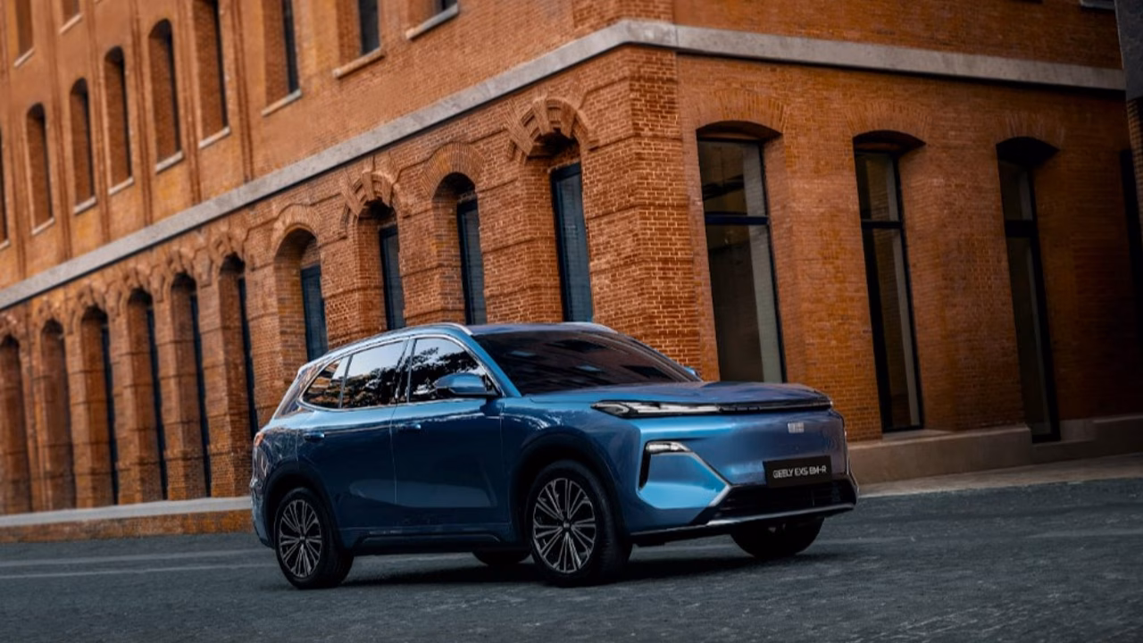 Geely представила новую версию гибридного кроссовера Geely EX5 для России