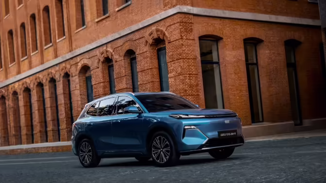 Geely представила новую версию гибридного кроссовера Geely EX5 для России