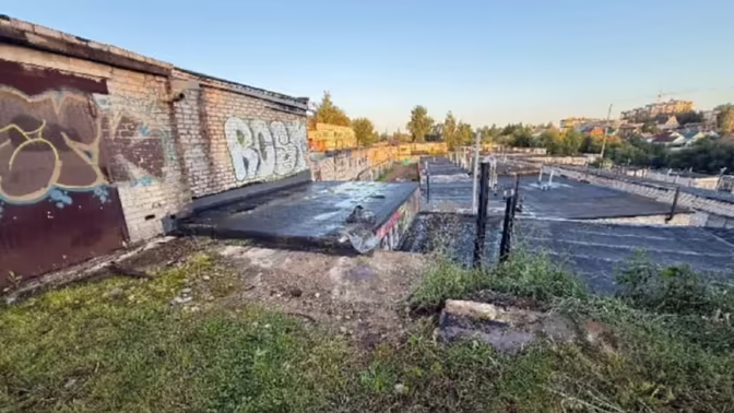 Два человека погибли в Смоленске, съехав на машине с крыши гаража