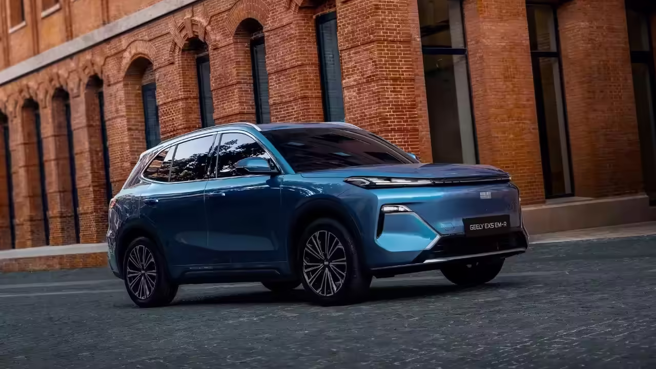 Geely представила в России гибридную версию кроссовера EX5