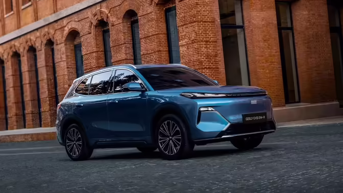 Geely представила в России гибридную версию кроссовера EX5