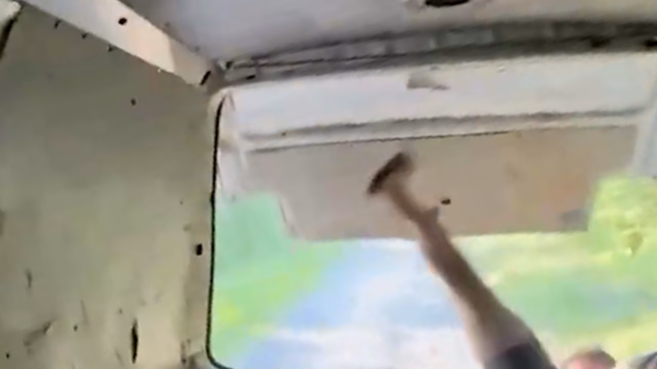 В Вологодской области на видео попало, как мужчина на скорости выпал из автомобиля