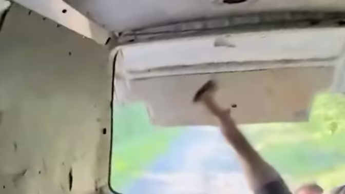 В Вологодской области на видео попало, как мужчина на скорости выпал из автомобиля