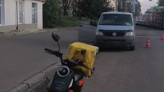 В Кирове курьер на электровелосипеде въехал в дверь автомобиля