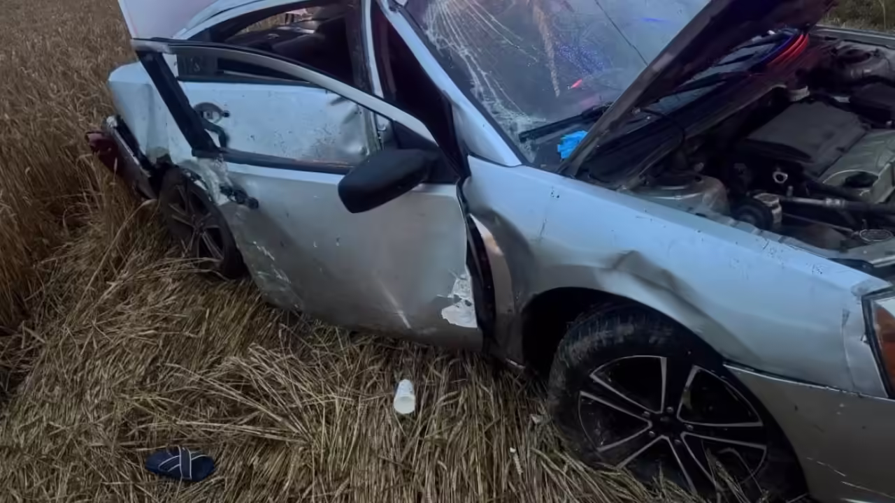 На трассе «Калуга — Орел» автомобиль врезался в световую опору, погиб пассажир