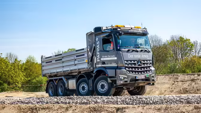 Daimler Truck отозвал более 131 тыс. грузовиков Mercedes из-за риска возгорания