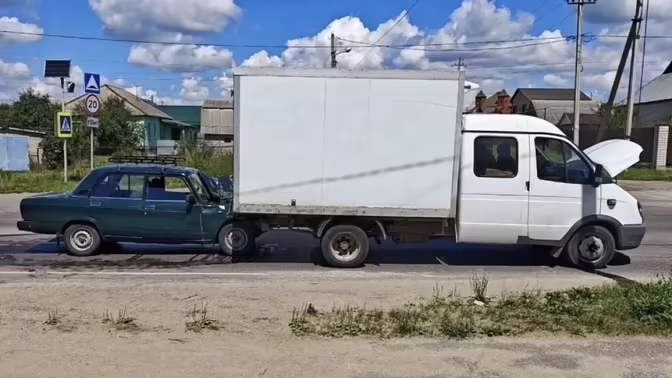 Сотрудники миграционной службы помогли растерявшимся после ДТП пенсионерам в Липецке