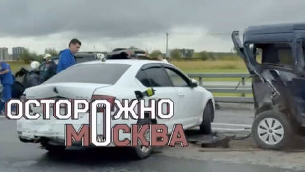 В Москве на Калужском шоссе столкнулись три автомобиля и перекрыли движение