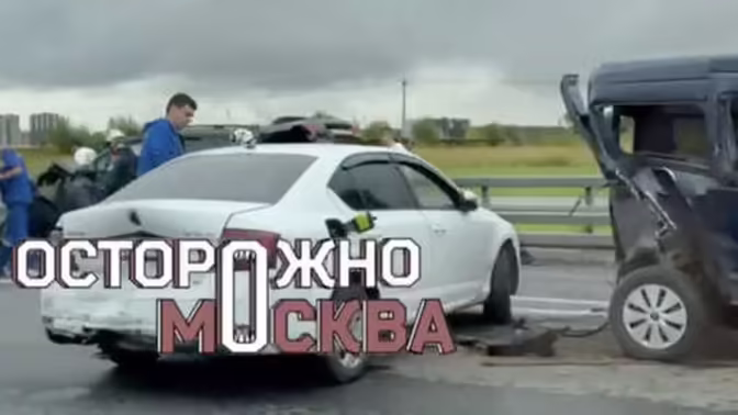 В Москве на Калужском шоссе столкнулись три автомобиля и перекрыли движение