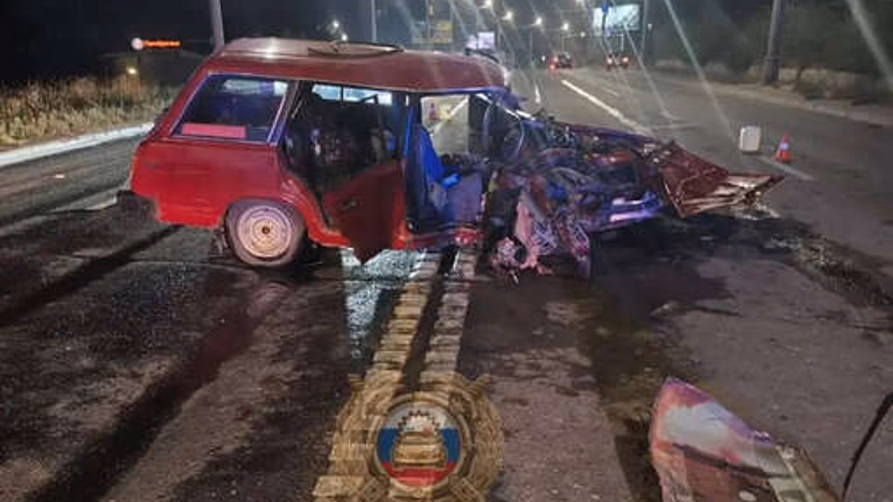 В Саратове пенсионер врезался в столб и сильно повредил свой автомобиль