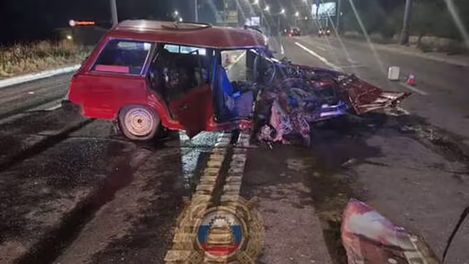 В Саратове пенсионер врезался в столб и сильно повредил свой автомобиль