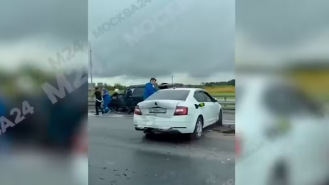 Три автомобиля столкнулись на Калужском шоссе в Москве