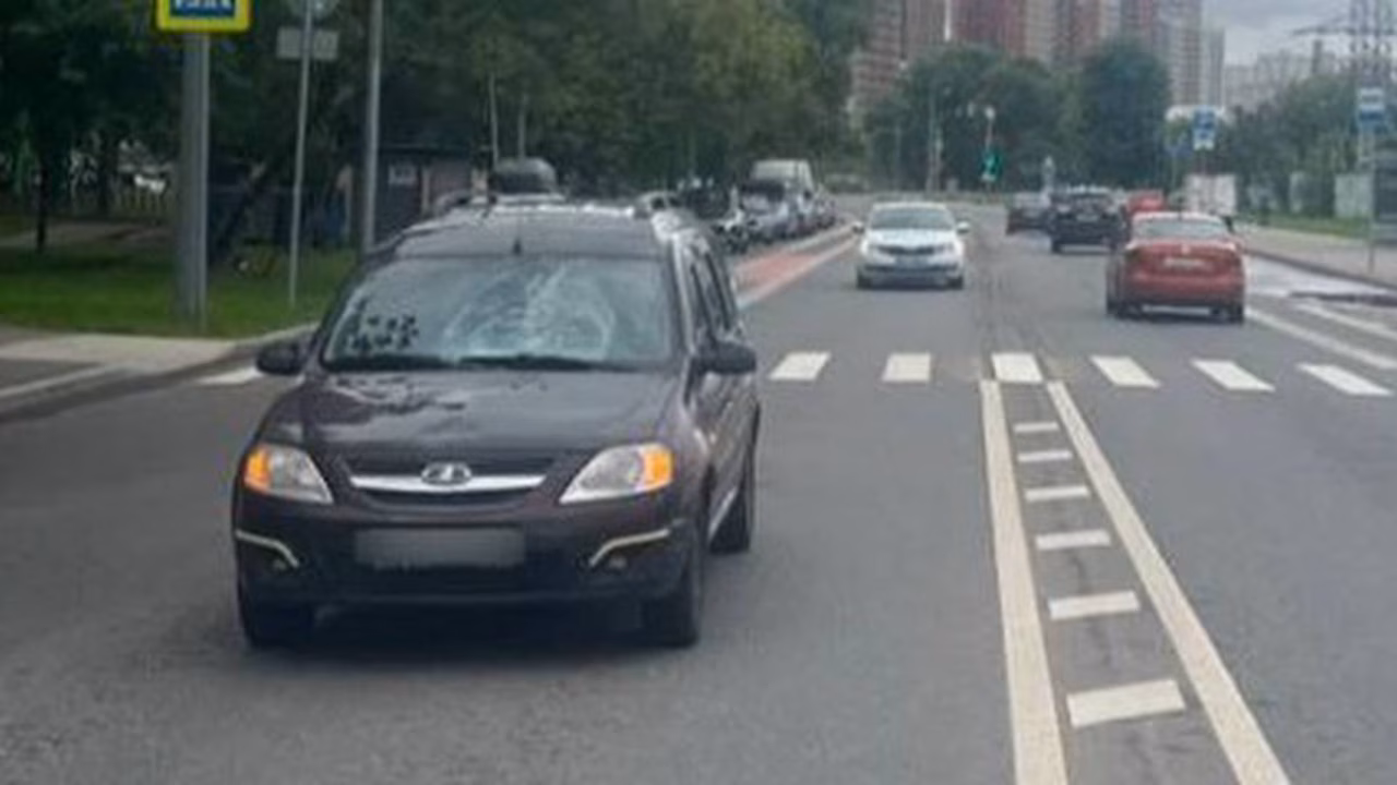 Водитель Lada сбил девушку на пешеходном переходе на Донецкой улице в Москве