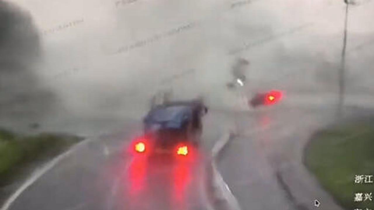 В Китае на видео попало, как торнадо унес автомобиль