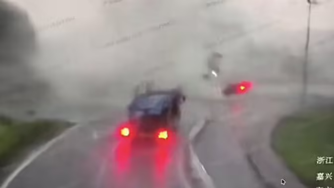 В Китае на видео попало, как торнадо унес автомобиль