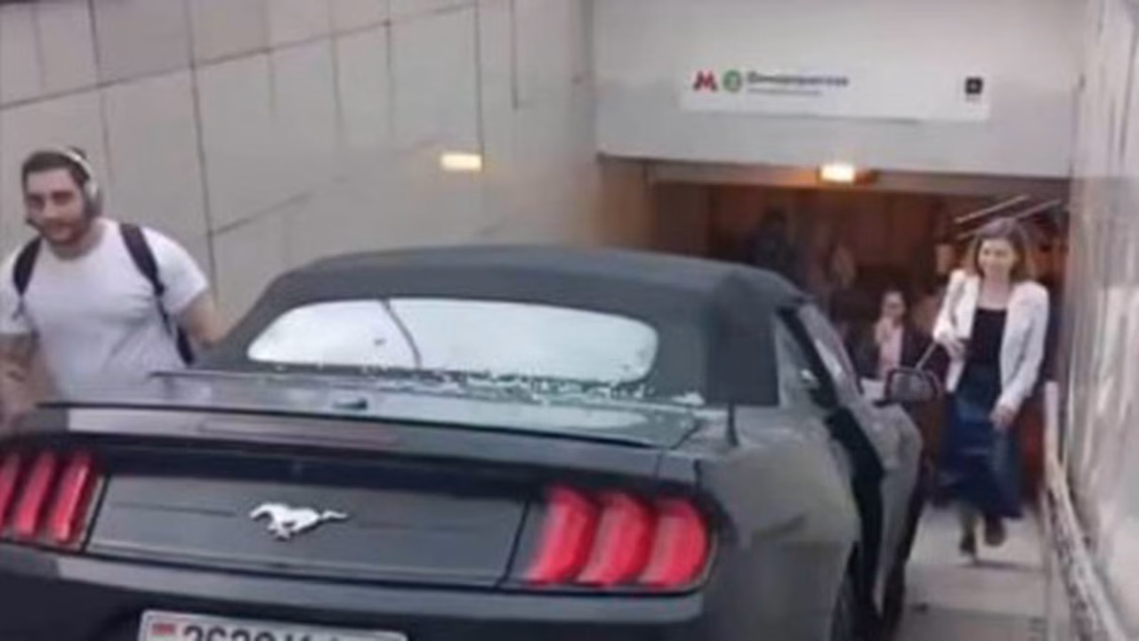 Mustang вылетел на лестницу у выхода из метро «Домодедовская» после ДТП