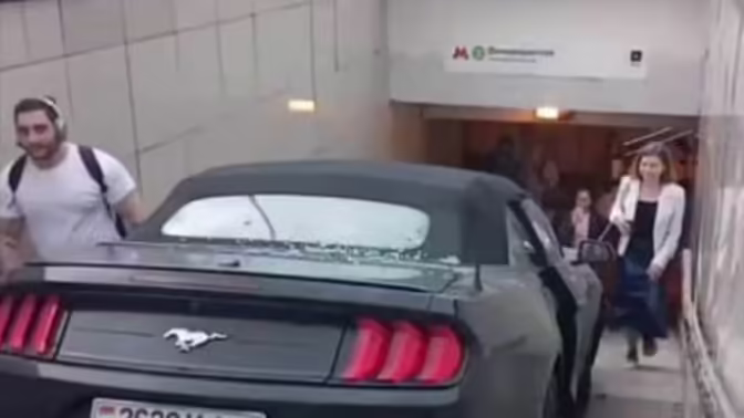 Mustang вылетел на лестницу у выхода из метро «Домодедовская» после ДТП