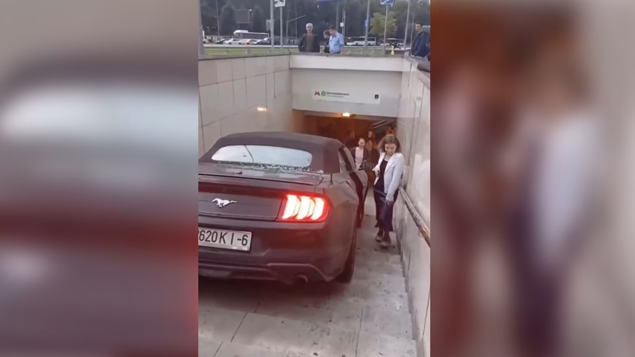 Mustang вылетел на лестницу у выхода из метро в Москве и попал на видео