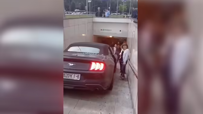 Mustang вылетел на лестницу у выхода из метро в Москве и попал на видео