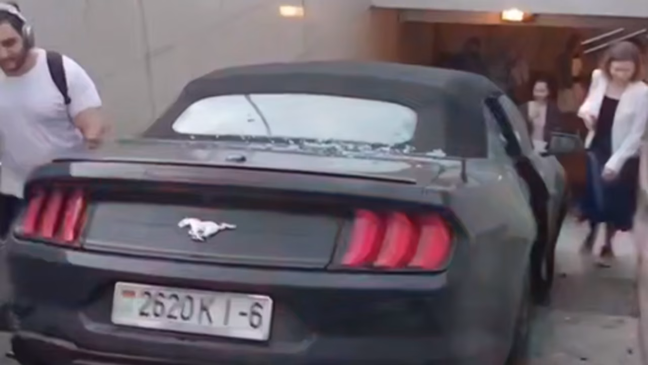 112: Mustang вылетел на лестницу из метро "Домодедовская" после аварии