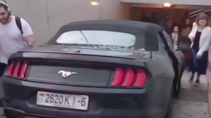 112: Mustang вылетел на лестницу из метро "Домодедовская" после аварии