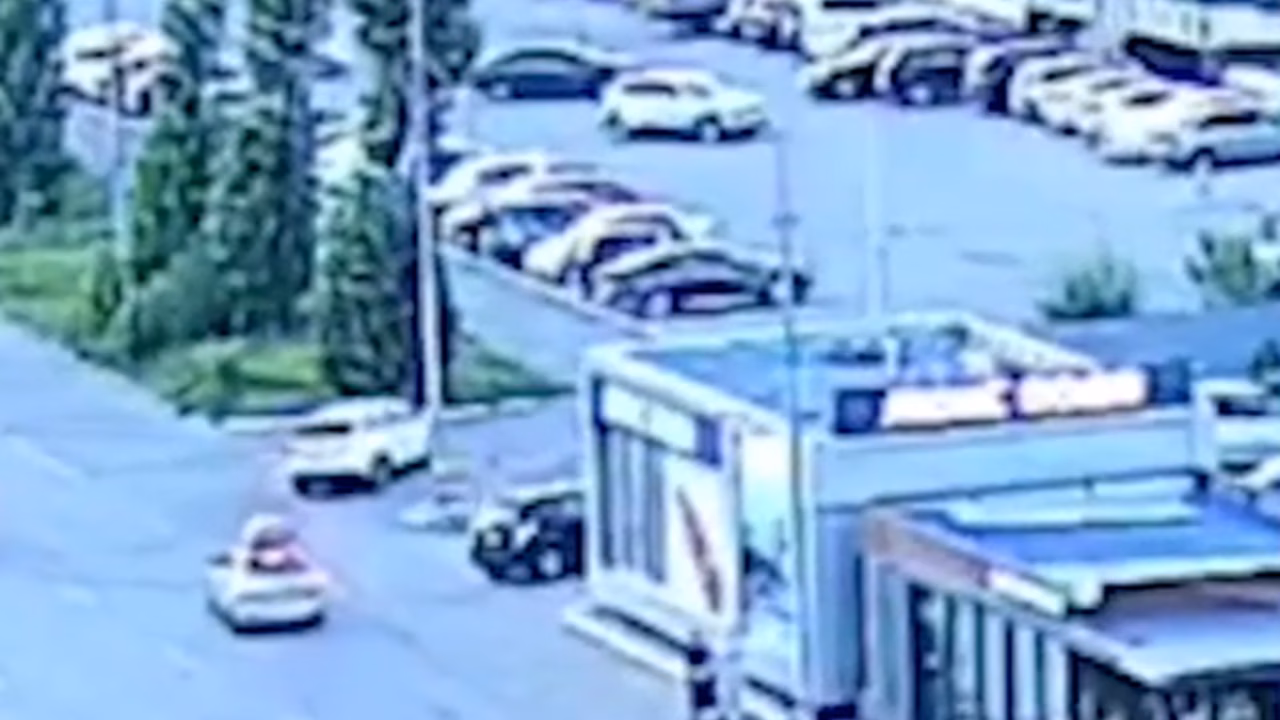 В Челябинске сняли на видео момент ДТП мотоциклиста с автобусом