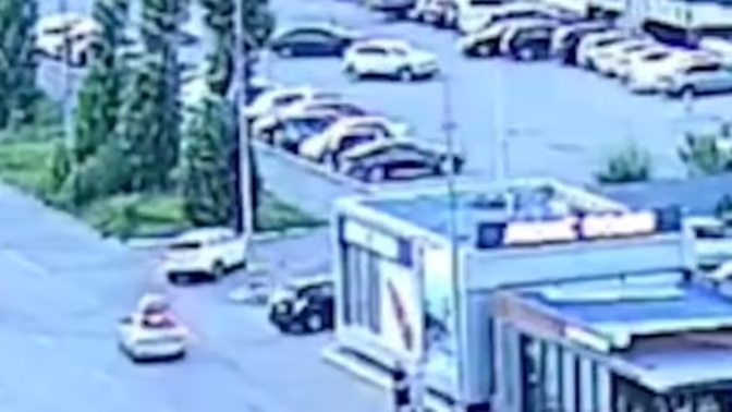 В Челябинске сняли на видео момент ДТП мотоциклиста с автобусом