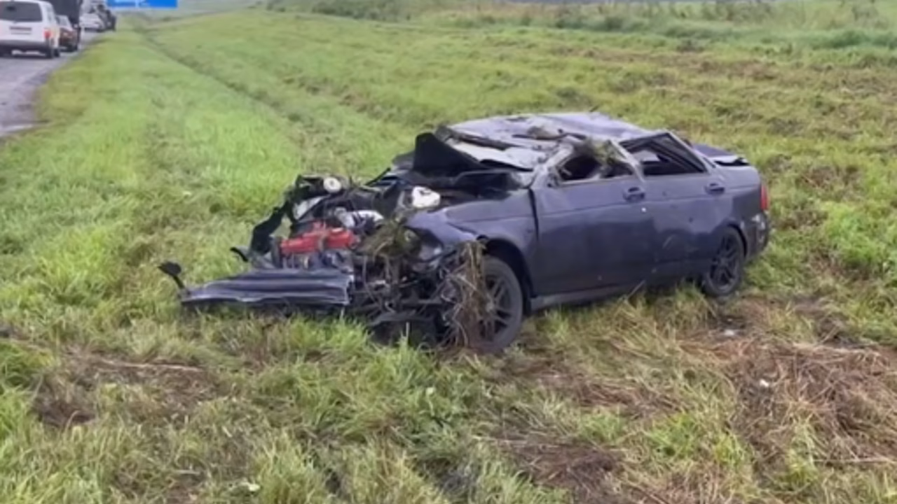 Lada Priora вылетела с дороги и разбилась в Кемеровской области