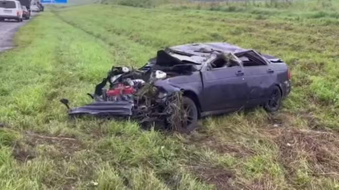 Lada Priora вылетела с дороги и разбилась в Кемеровской области