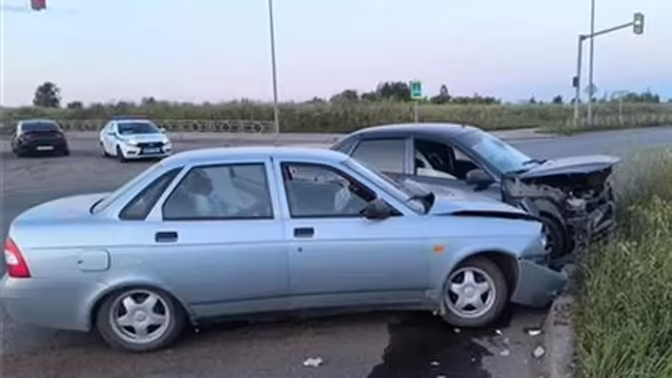 В Волжском районе в ДТП с двумя "Ладами" пострадали женщины