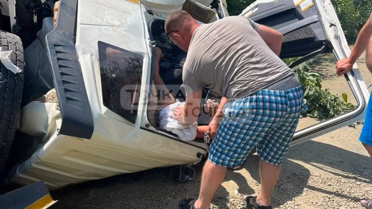 На Сахалине водитель упал в небольшую нишу смятой кабины грузовика и выжил
